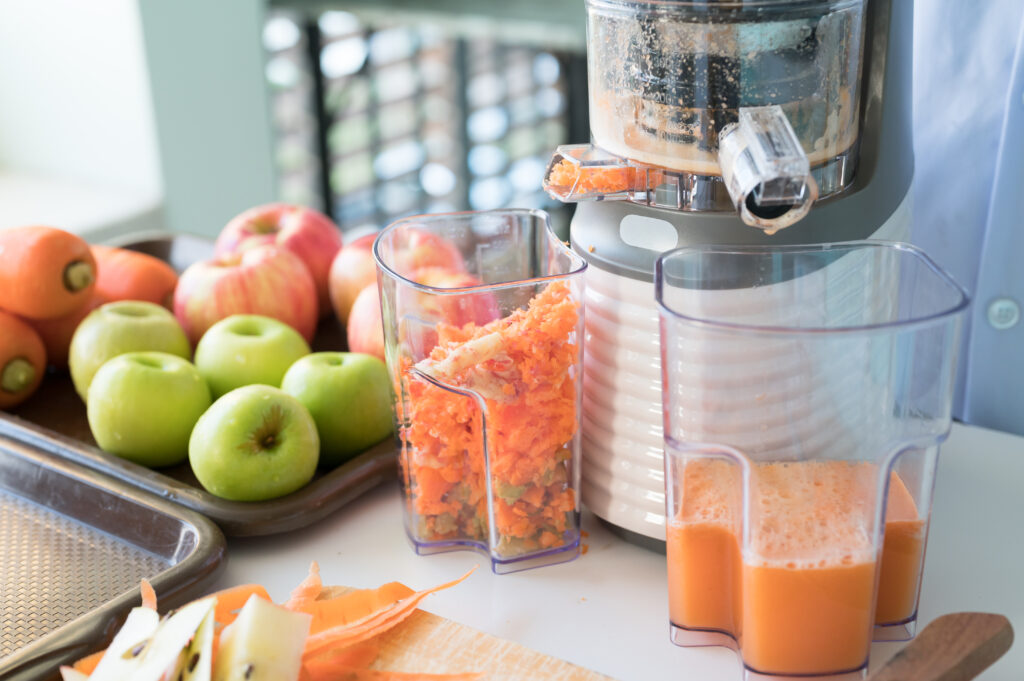 Slow Juicer beim Entsaften von Obst und Gemüse